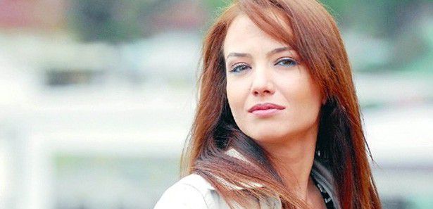 Турецкая актриса Дениз Угур