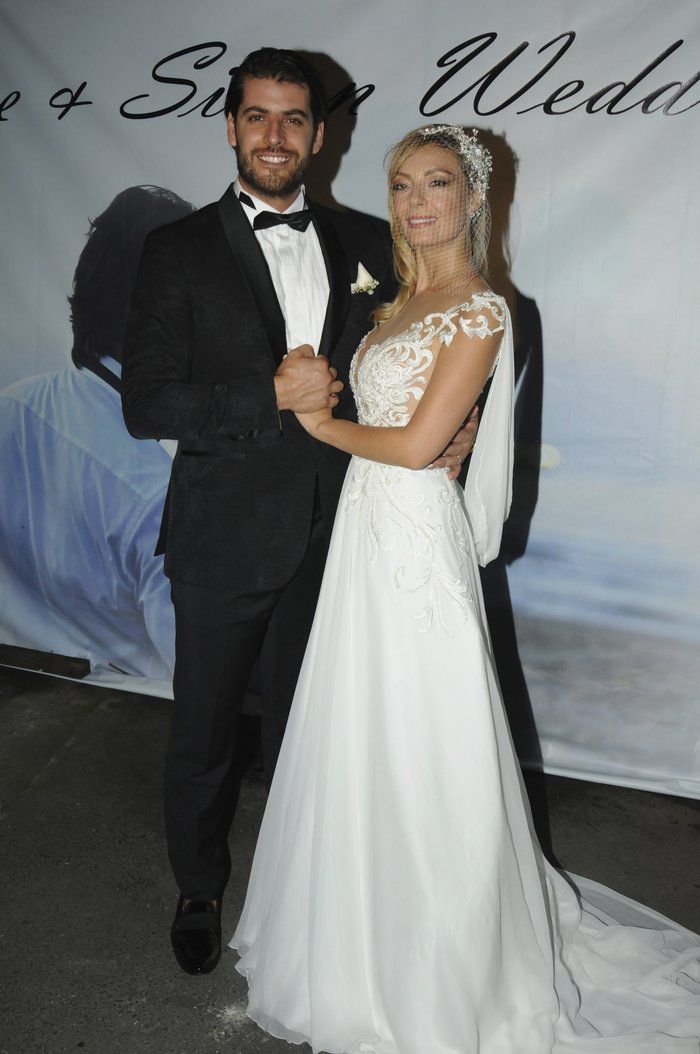 Озге Оздер с мужем в свадебном платье