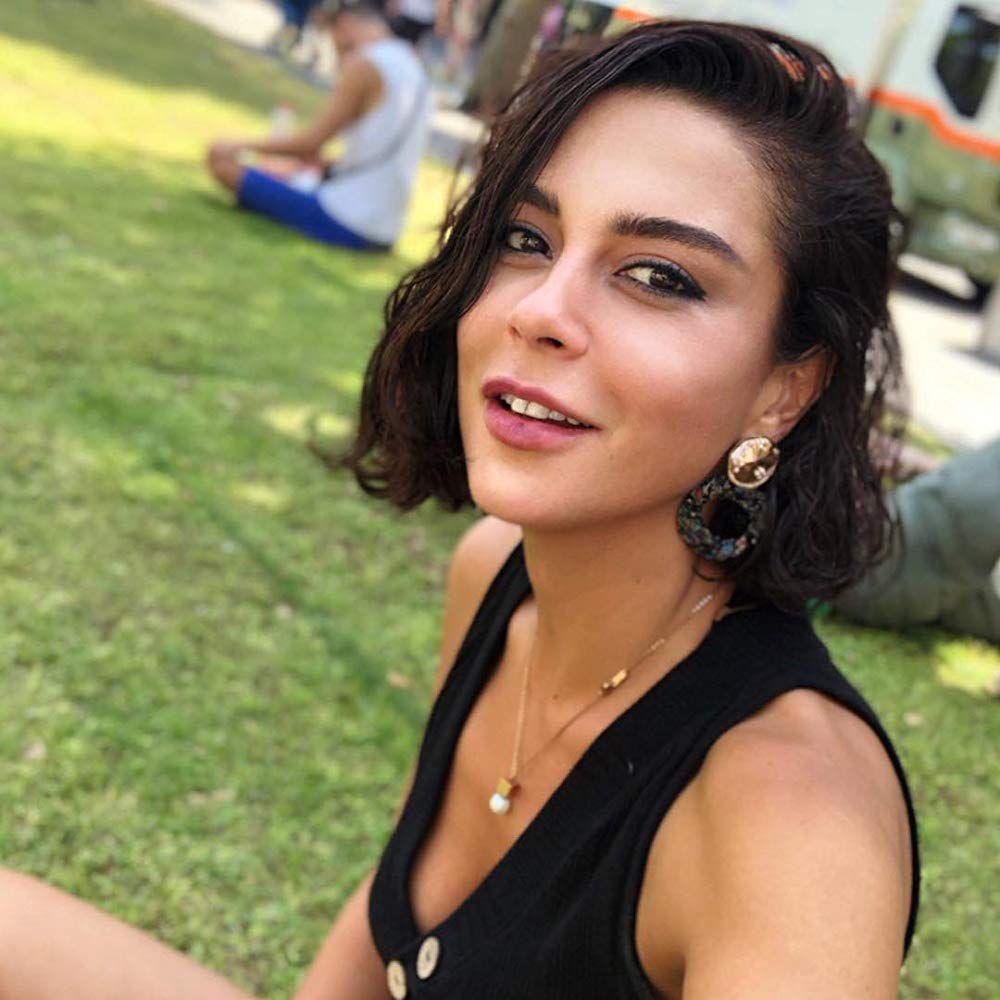 Турецкая тележурналистка и актриса Асена Тугал