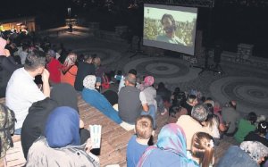Жители Испарты наслаждаются просмотром сериала «Сказка о Розе» на открытом воздухе